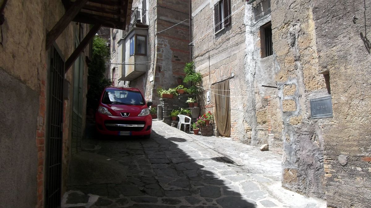 Gasse in Grotte in Grotte di Castro - Früher wäre es ein Fiat 500 gewesen
